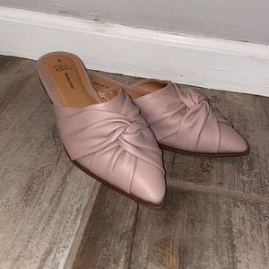 Pink-nude pointed toe mules